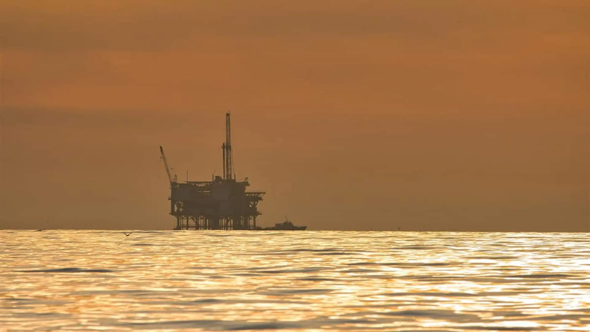 Plataforma petrolífera en alta mar utilizada para la extracción de petróleo y gas.