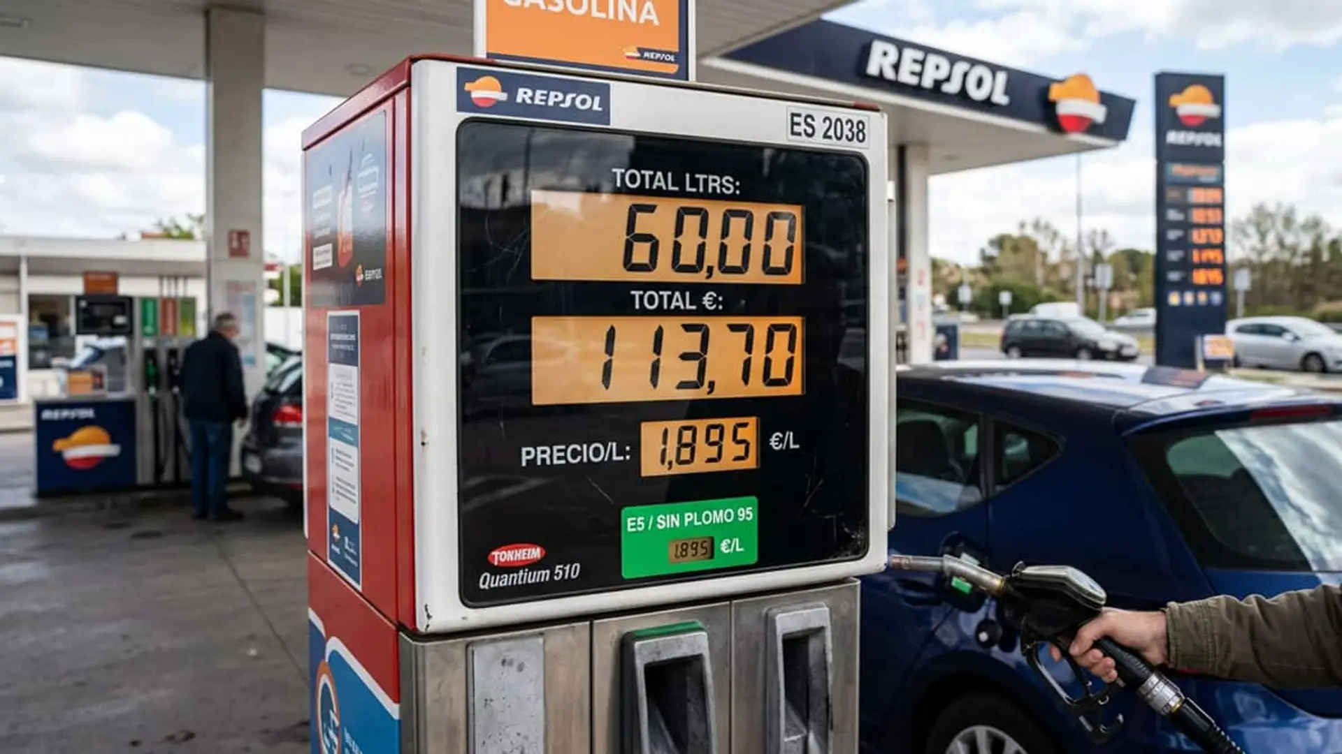 Surtidor de gasolina en estación Repsol mostrando precio por litro y total del repostaje.