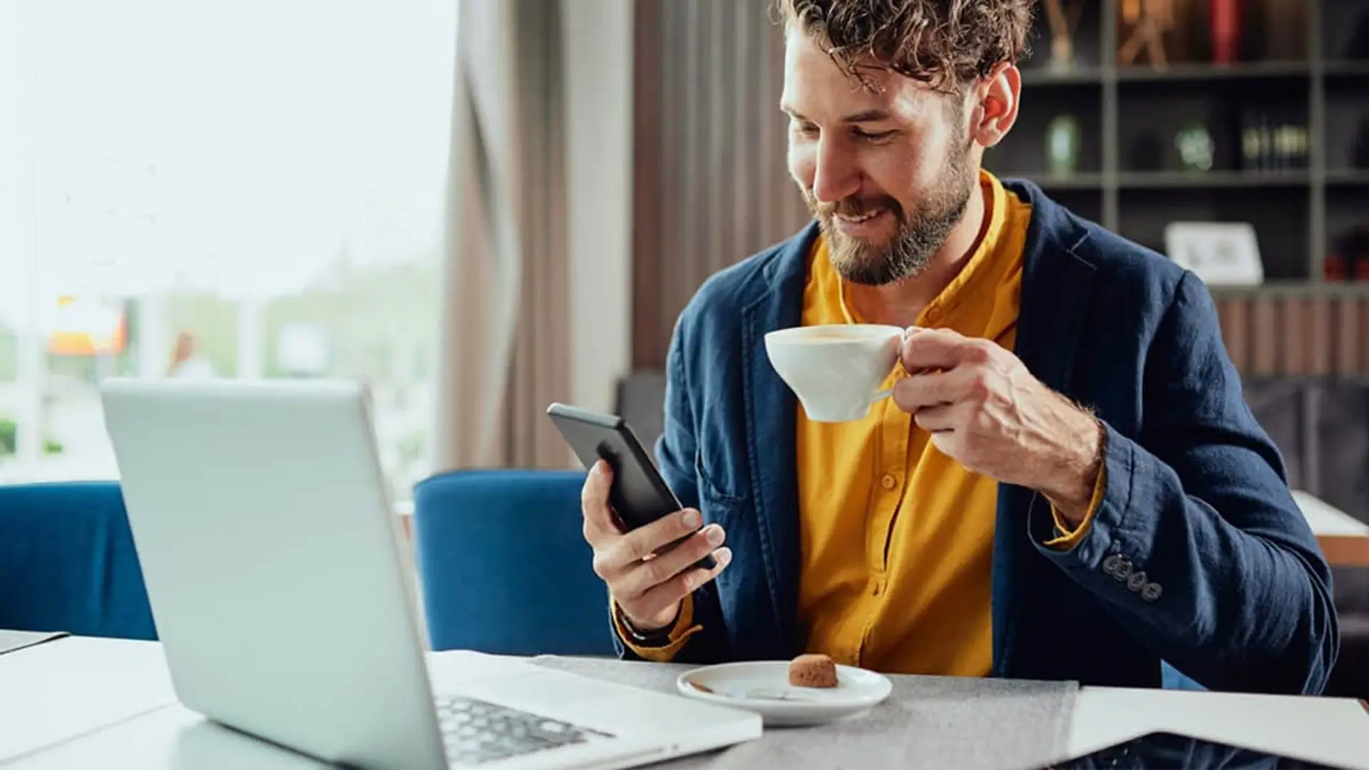 Endesa quiere frenar su fuga de clientes a golpe de rasca y gana: fideliza con premios de hasta 10.000€ Cliente de Endesa consultando la app de la compañía en su móvil para participar en el concurso de aniversario.