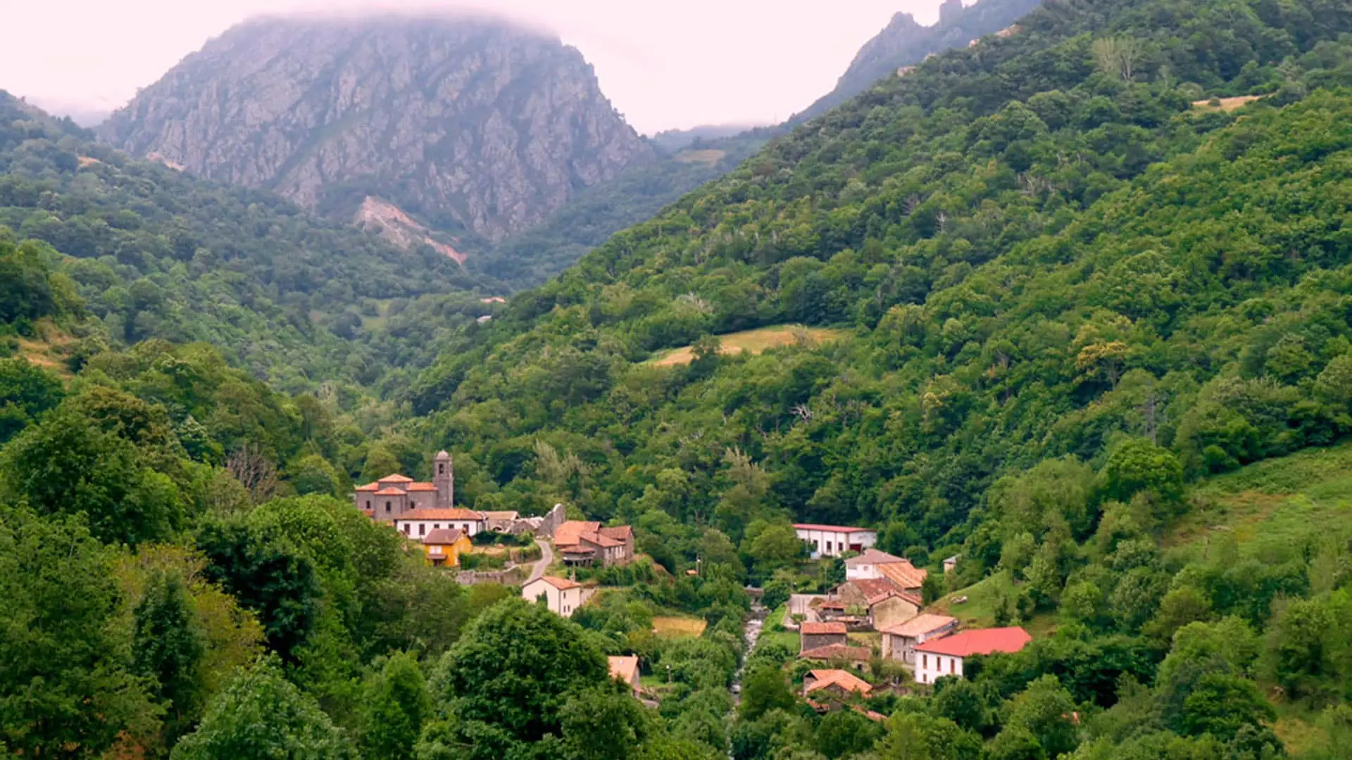 Plano general del pueblo de Ribota de Abajo rodeado de montañas y vegetación.