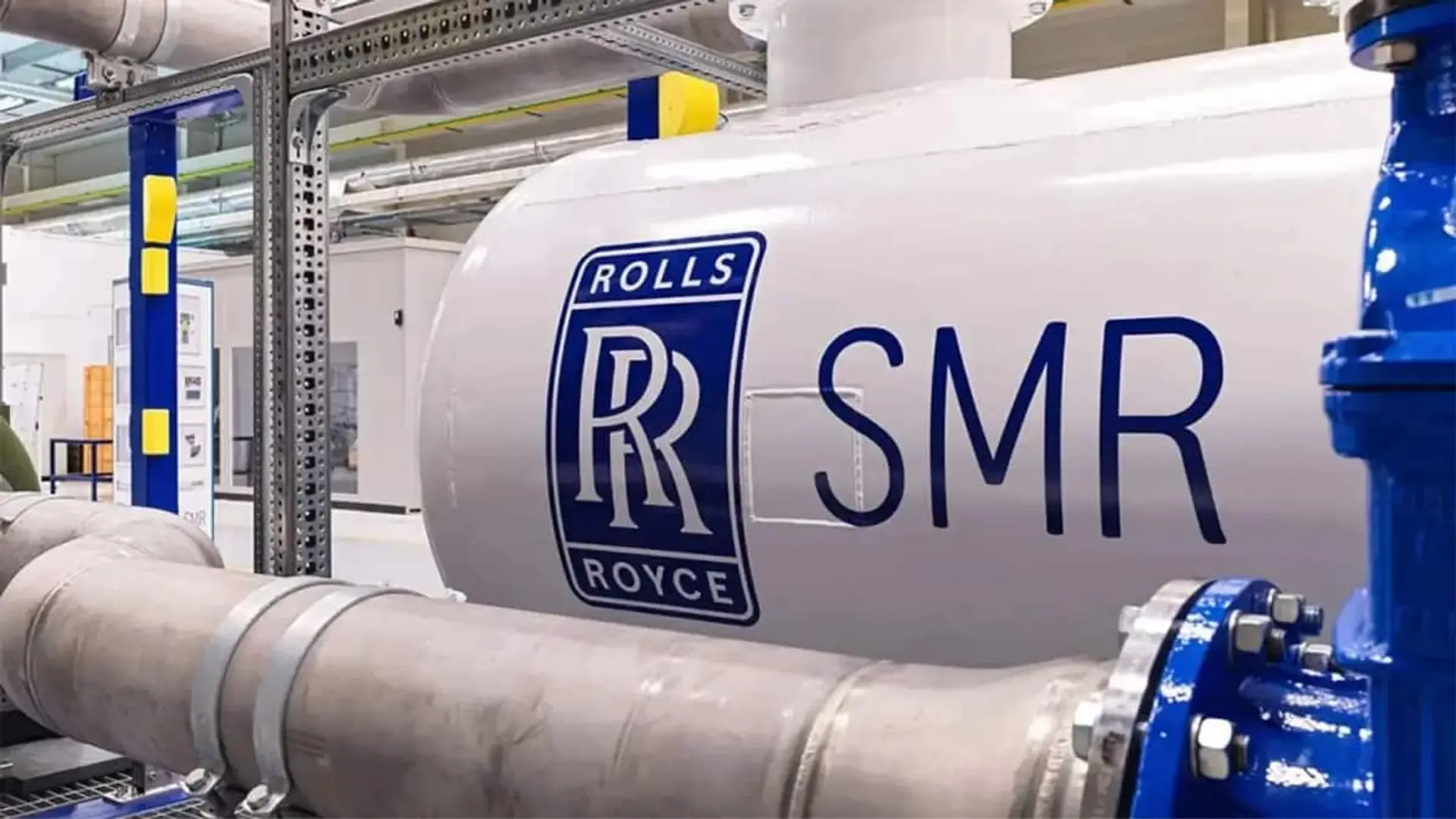 Vista del reactor modular SMR de Rolls-Royce en una instalación industrial moderna.
