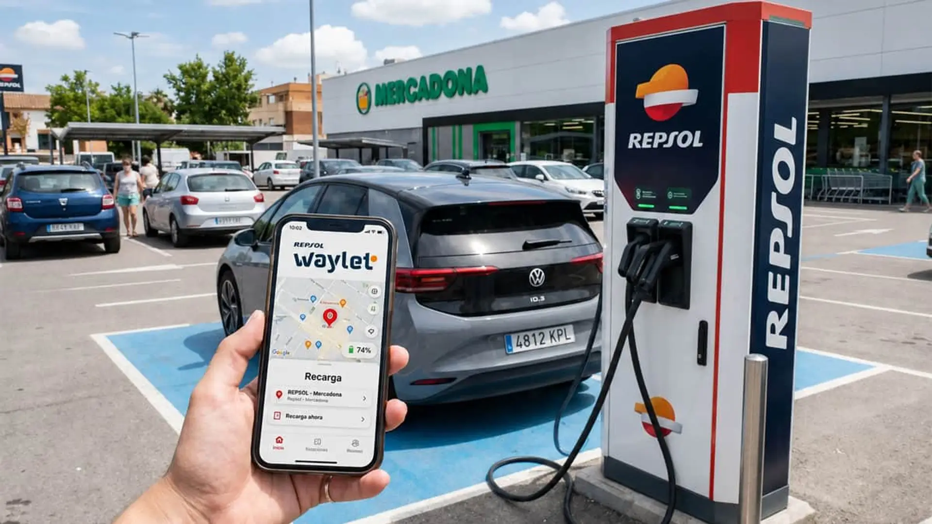 Coche eléctrico cargando en un punto Repsol junto a Mercadona con la app Waylet en el móvil.