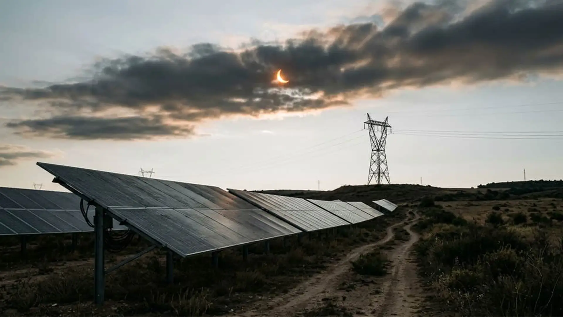 Cuánta producción solar perderá España por el eclipse del 12 de agosto Paneles solares y red eléctrica durante un eclipse solar, escenario clave para la gestión energética en España.