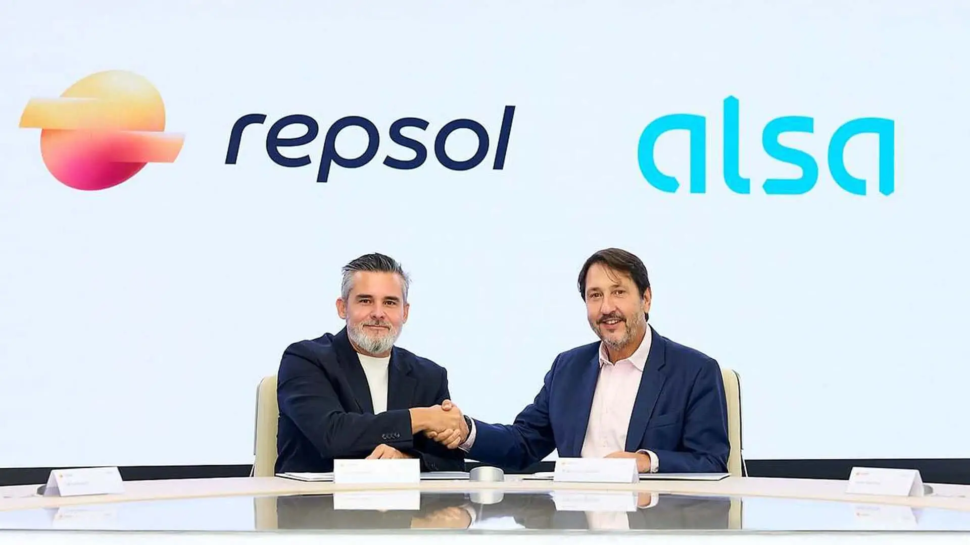 Directivos de Repsol y Alsa sellan su acuerdo con un apretón de manos durante la presentación oficial de su alianza.