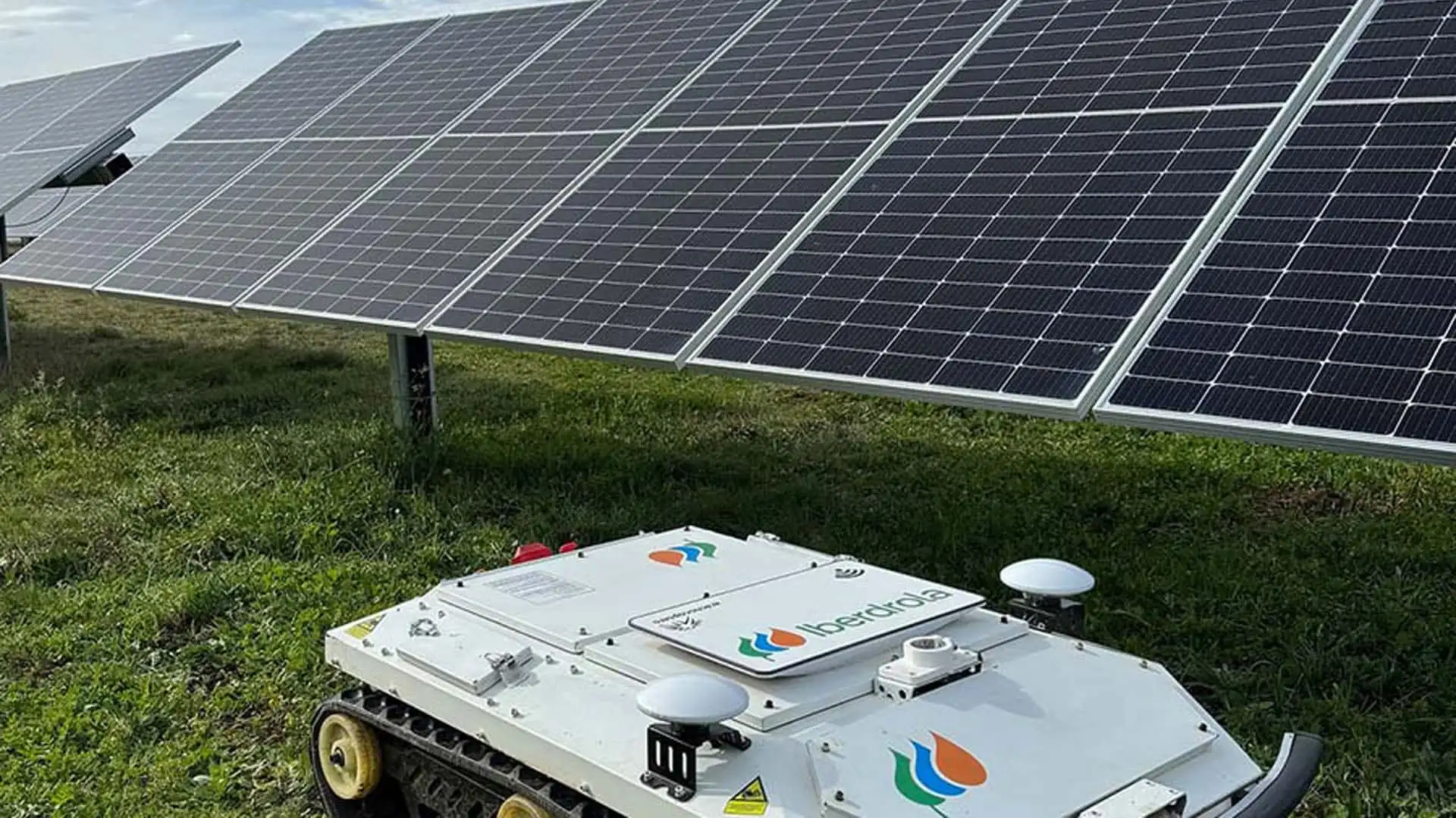 Robot terrestre de Iberdrola junto a paneles solares para labores de inspección.