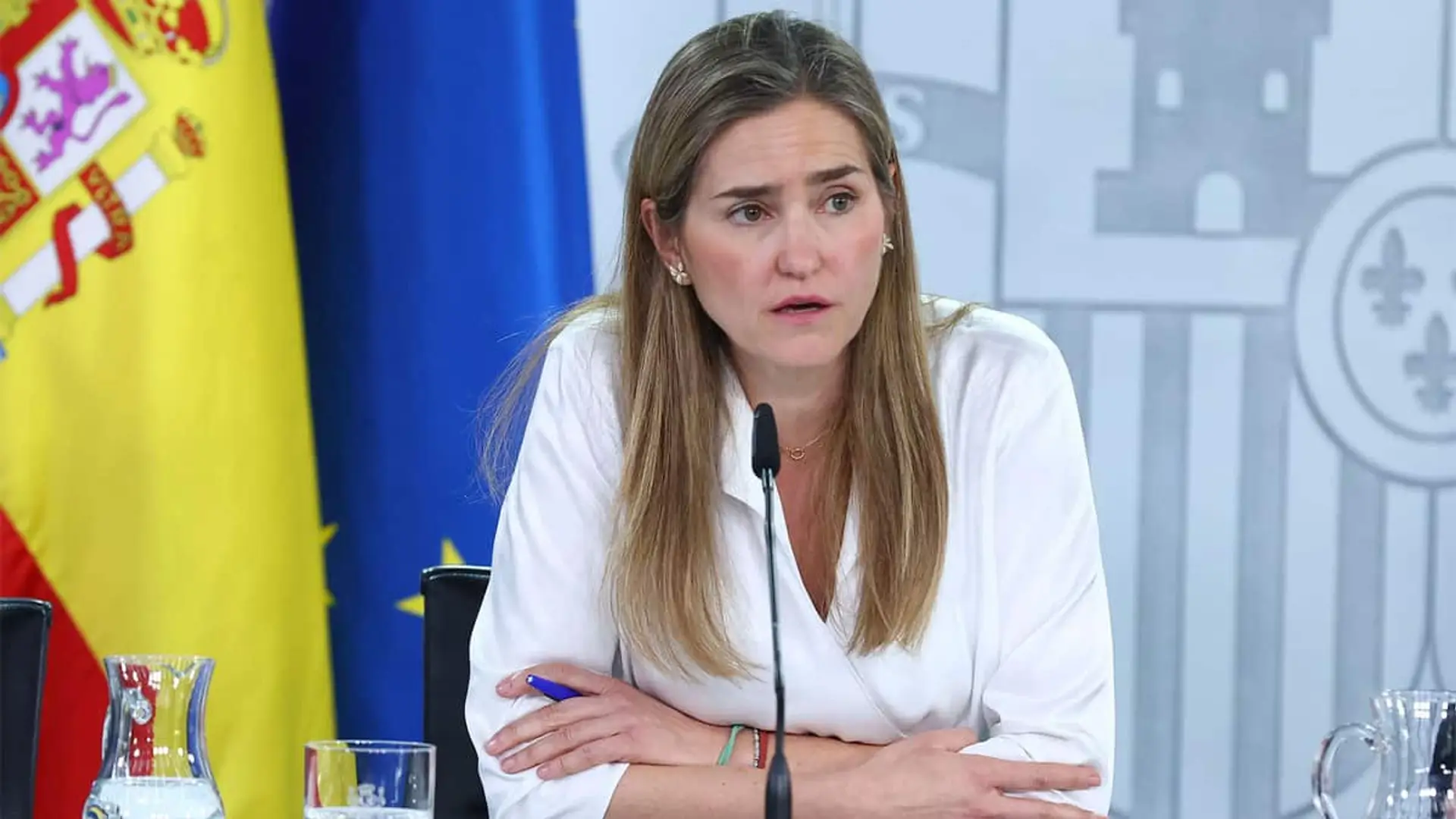 Sara Aagesen durante una rueda de prensa del Gobierno de España con las banderas de España y la Unión Europea al fondo