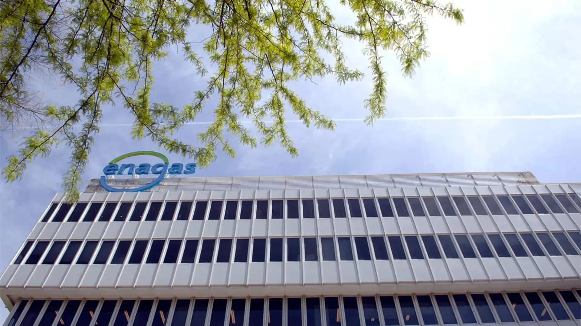 Fachada del edificio principal de Enagás en España, vista desde el exterior bajo un cielo despejado.