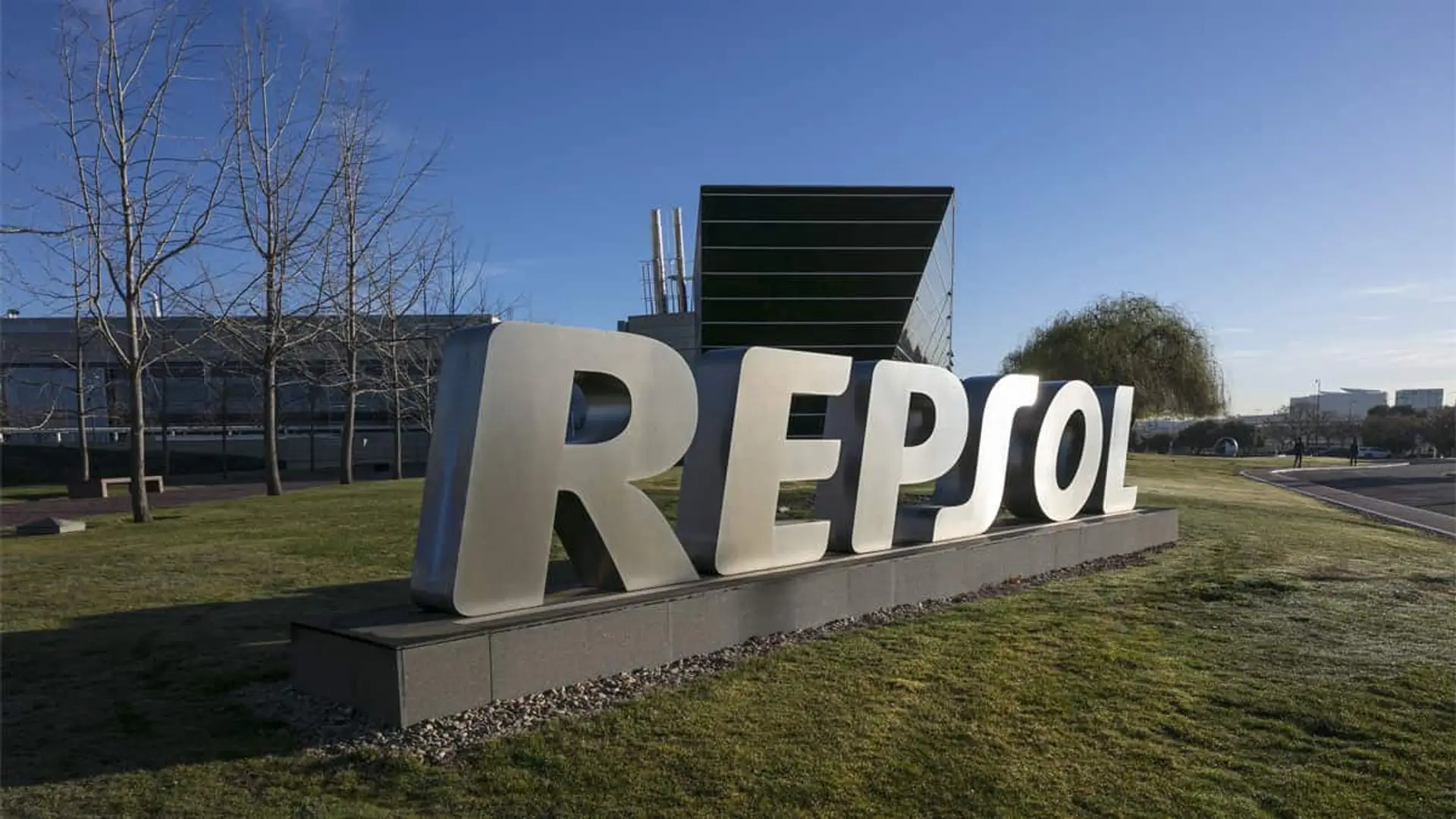 Repsol supera las dificultades de 2025: mejora su beneficio un 8% y apunta a un dividendo récord para el accionista Logotipo de Repsol en el exterior de una de sus sedes corporativas con edificio al fondo.