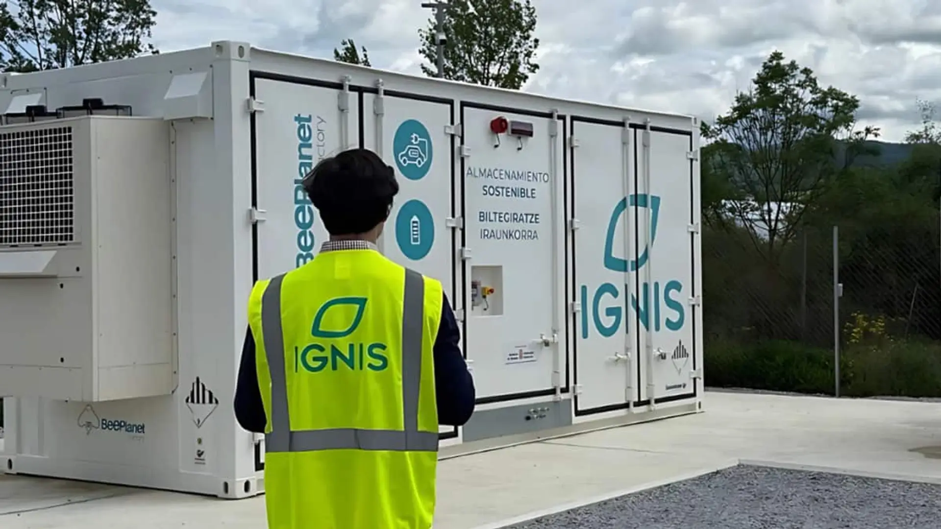 Sistema de almacenamiento de energía con baterías industriales para reforzar la red eléctrica y trabajador de Ignis