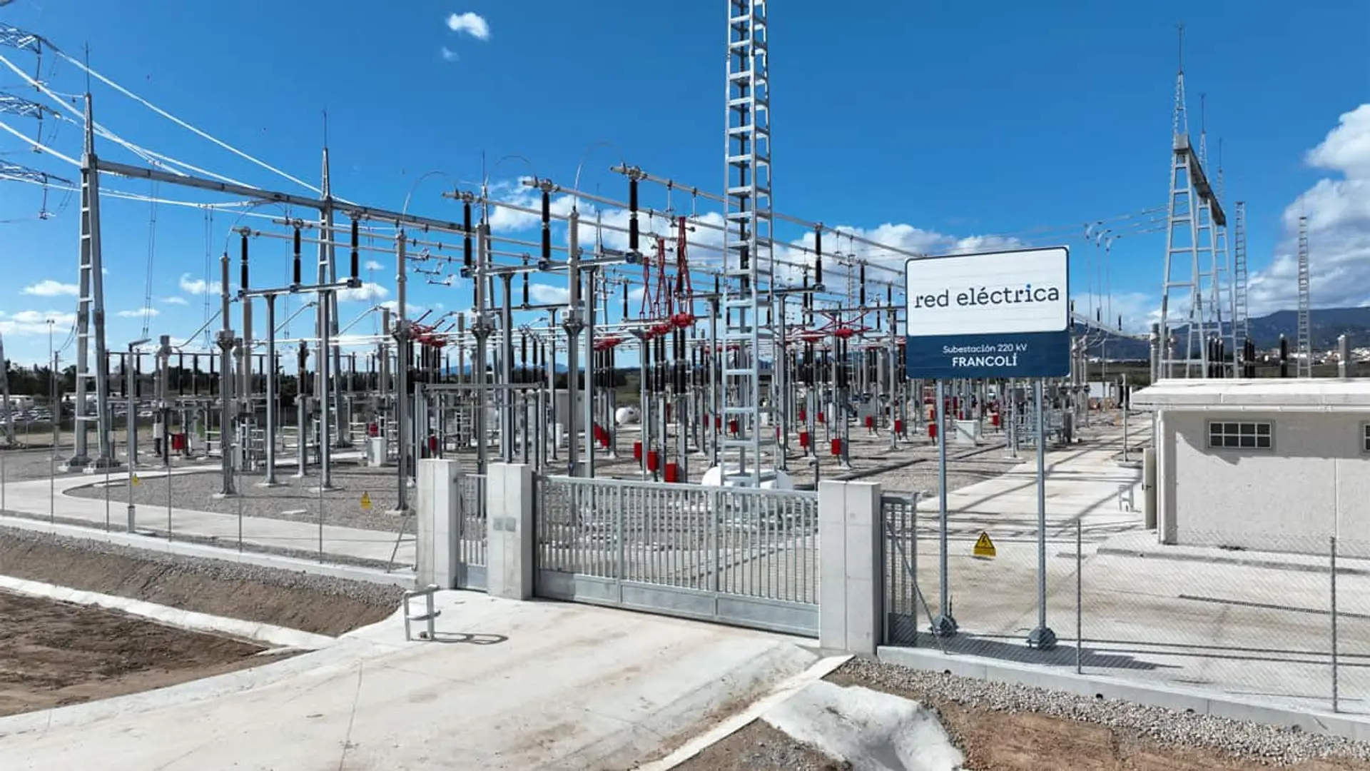 El coste oculto de la luz sigue inflándose en mayo: uno de cada cuatro euros de tu factura ya no es electricidad Subestación eléctrica de Red Eléctrica en Francolí con estructuras de alta tensión y vallado perimetral