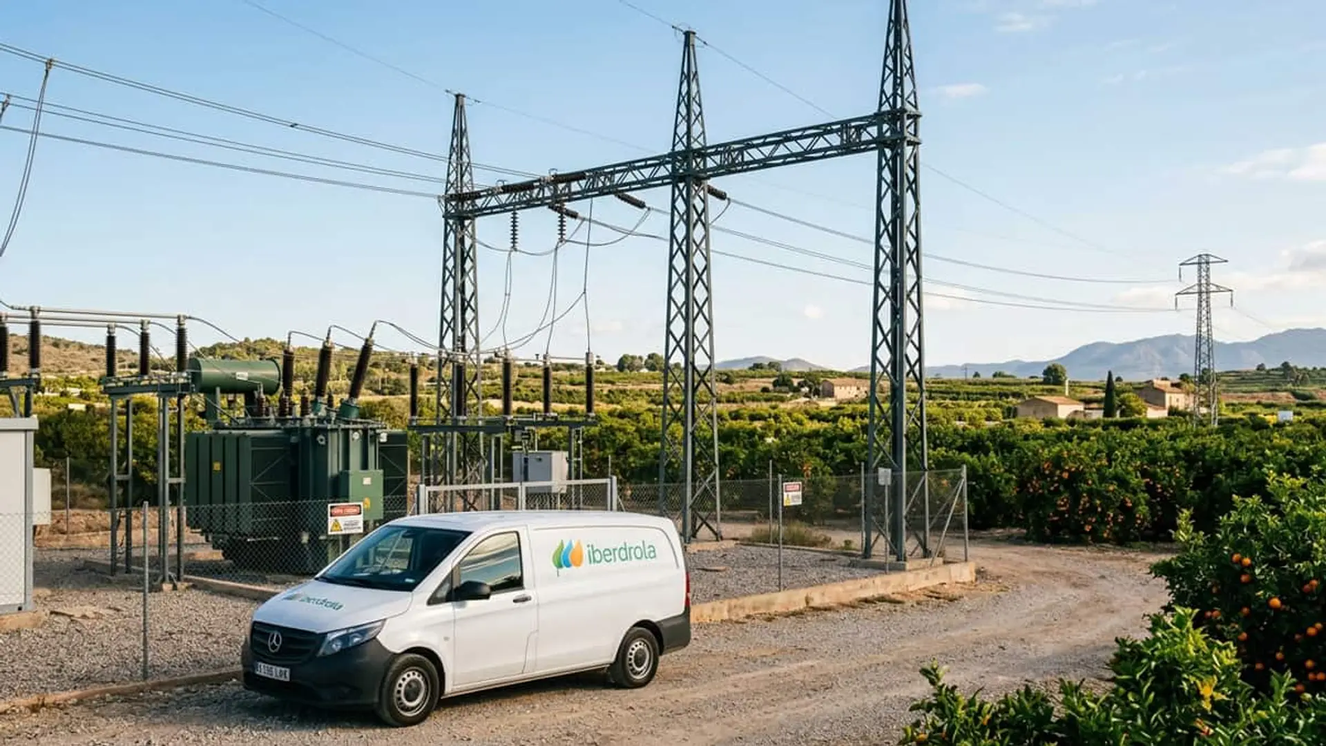 Iberdrola acaba la reconstrucción tras la dana de Valencia y promete una inversión de 2.000 millones Subestación eléctrica junto a una furgoneta de Iberdrola y campos de naranjos