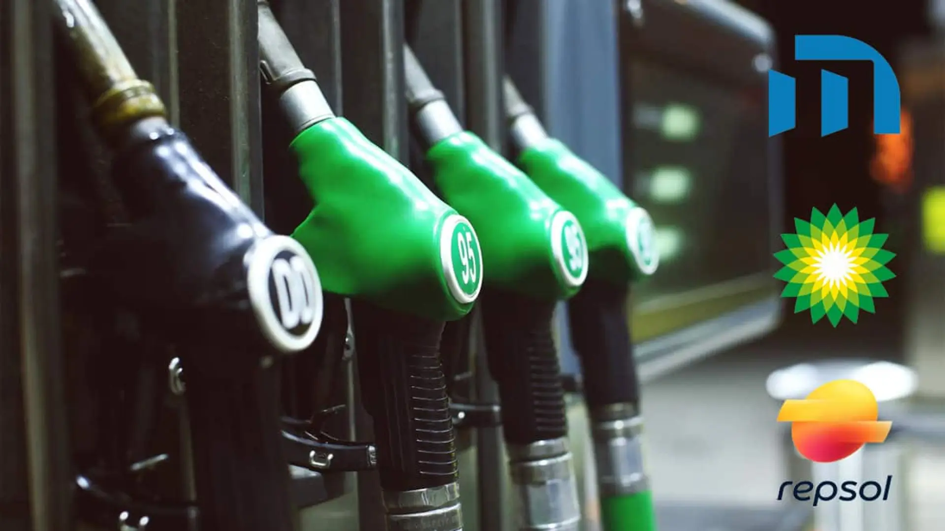 Surtidores de gasolina con los logotipos de Moeve, BP y Repsol