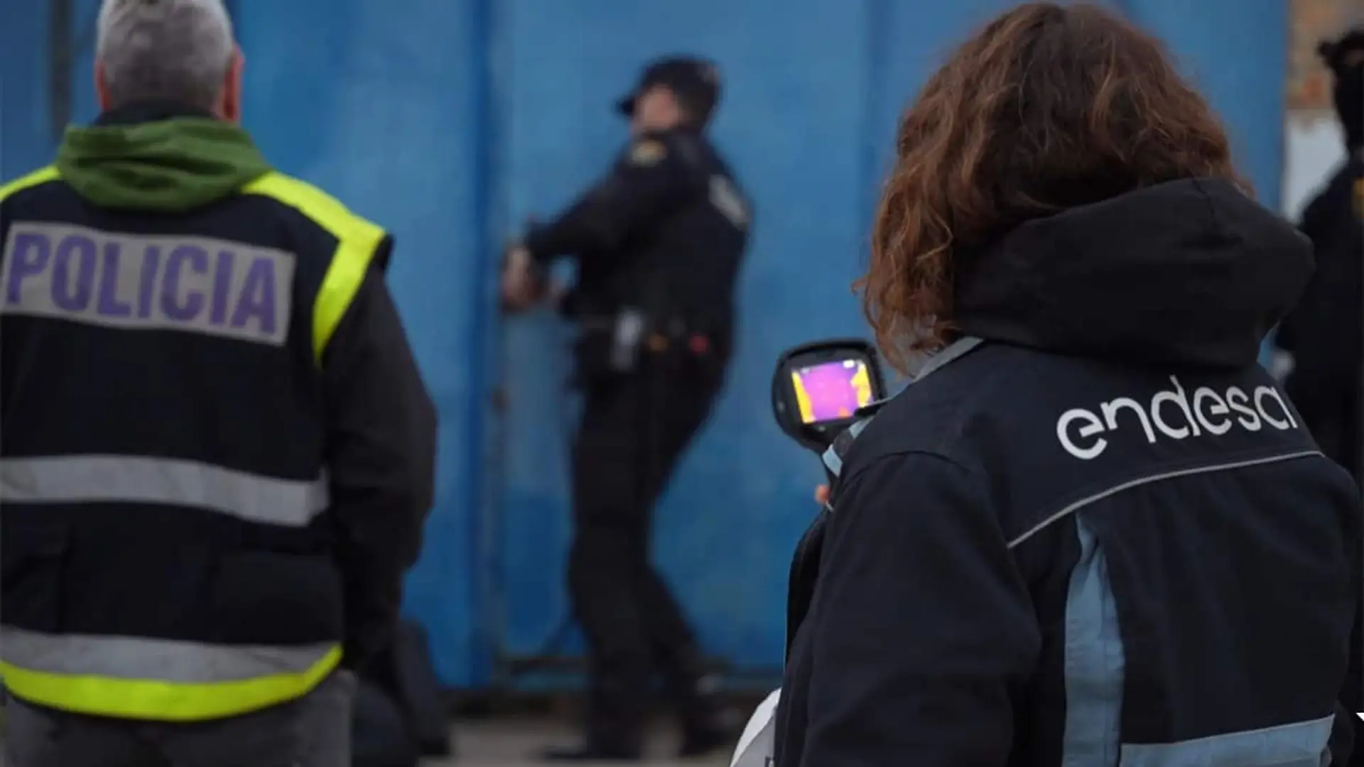 Técnica de Endesa con una cámara térmica junto a agentes de policía durante una inspección