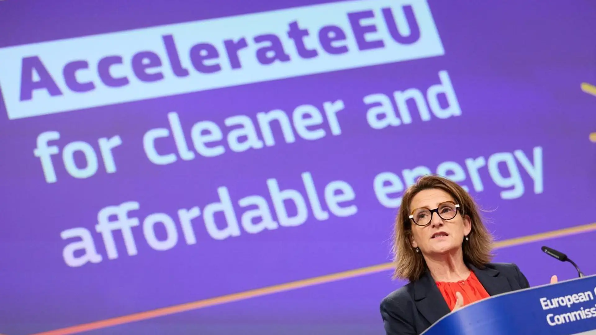 Teresa Ribera durante una intervención ante una pantalla con el texto AccelerateEU for cleaner and affordable energy