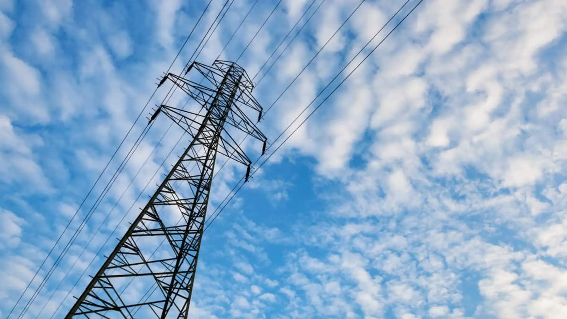 Ni saturación ni falta de inversión: el Gobierno tiene claros los responsables que bloquean la red eléctrica Torre de alta tensión de la red eléctrica con líneas de transporte sobre un cielo parcialmente nublado.