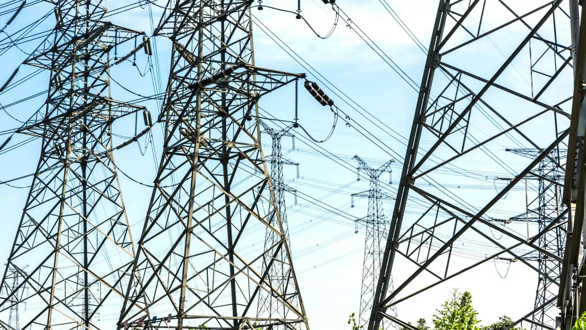 Torres de alta tensión que forman parte de la red eléctrica en España.