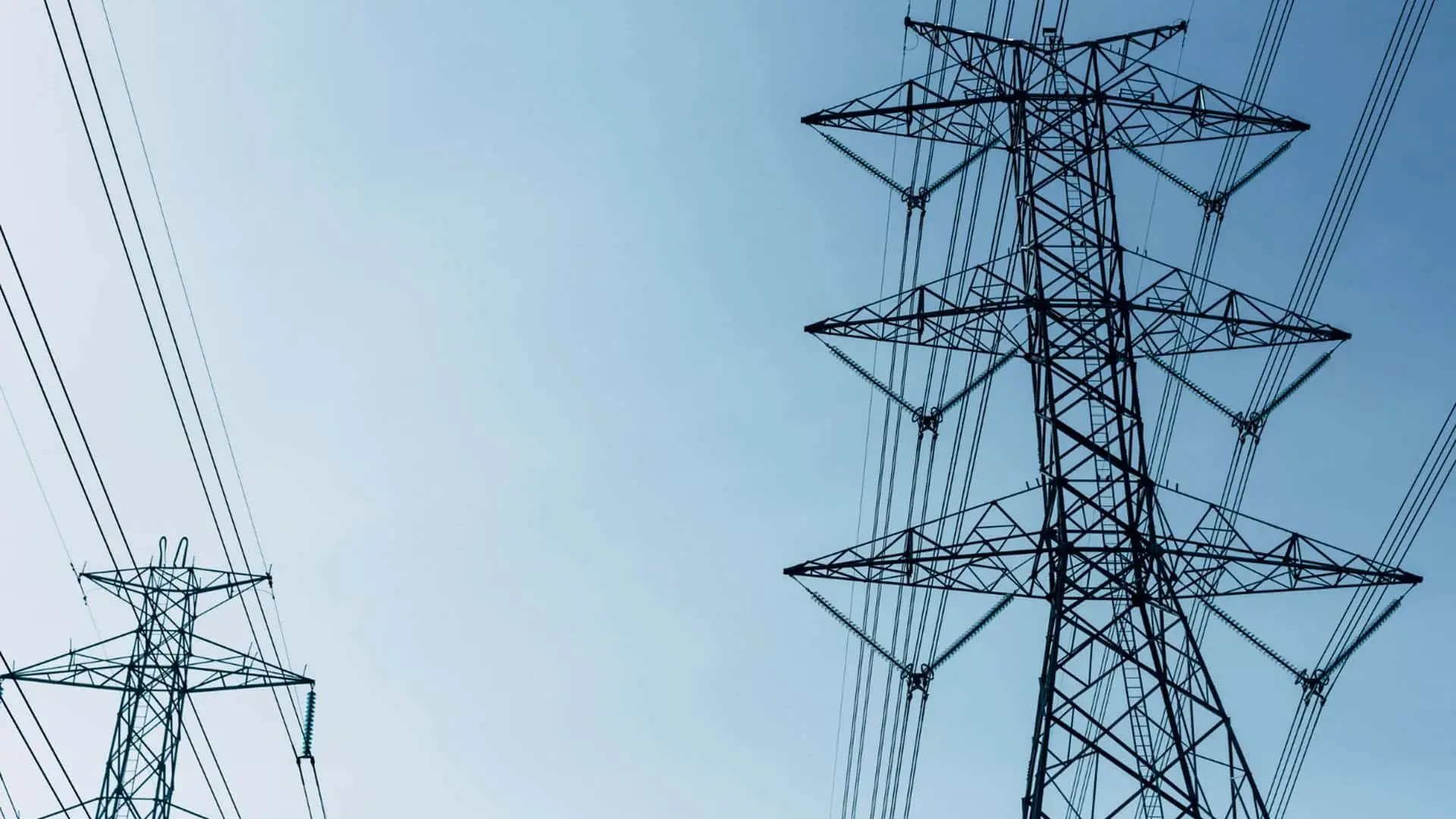 Alerta en la red eléctrica: así te afecta que esté saturada al 83,4% Torres de alta tensión de la red eléctrica, responsables del transporte y distribución del suministro de luz.
