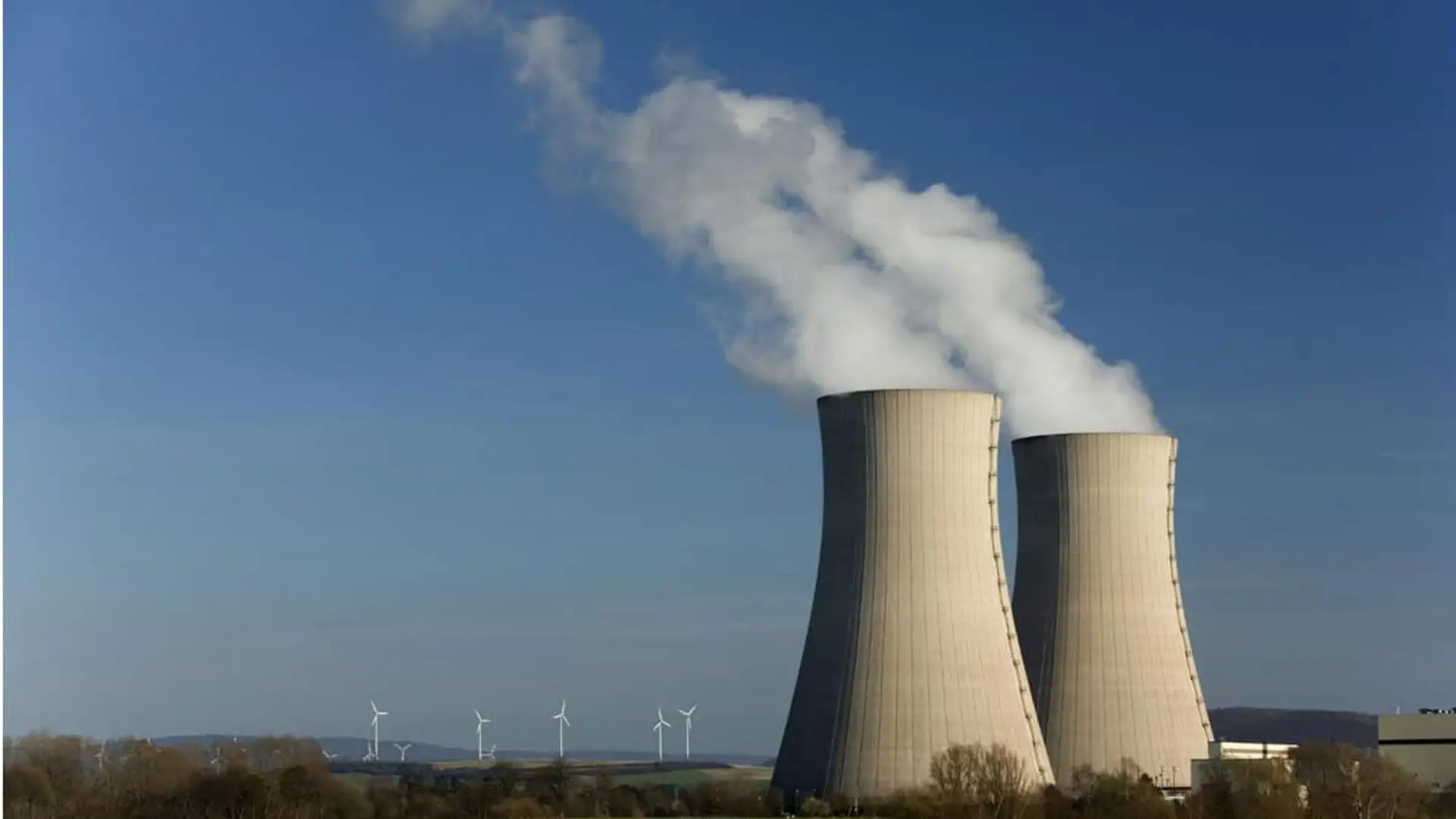 Dos torres de refrigeración de una central nuclear expulsando vapor bajo un cielo despejado