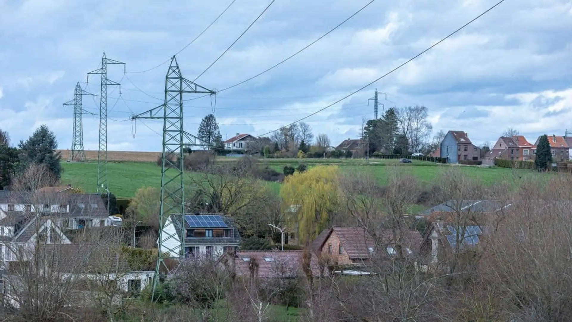 Torres eléctricas y líneas de alta tensión sobre un área residencial