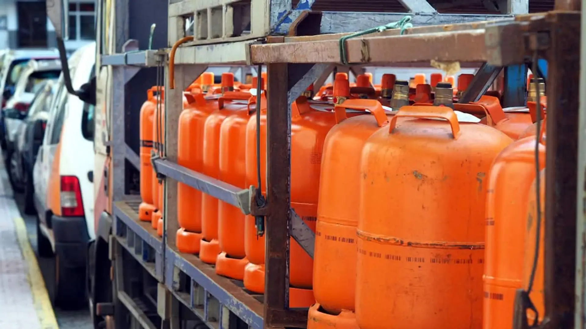 Malas noticias para los hogares: esto es lo que pagarás por la bombona de butano tras la subida de enero Transporte de bombonas de gas butano en un camión de reparto