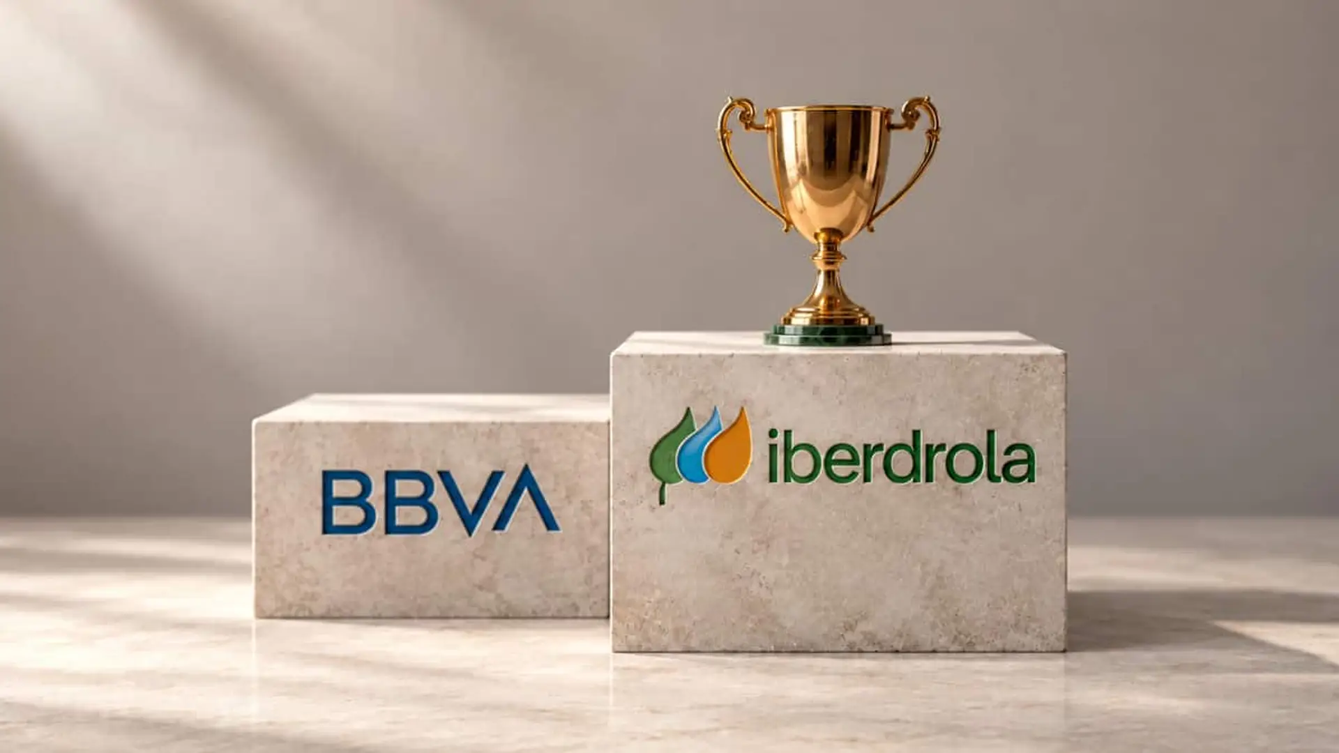 Trofeo dorado sobre un podio con los logotipos de Iberdrola y BBVA