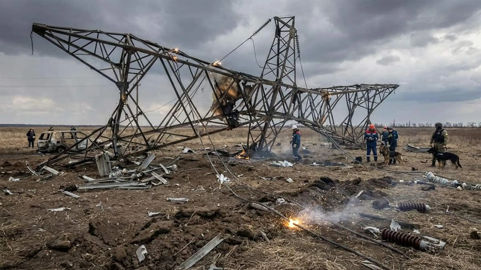 Una línea de alta tensión derribada y con operarios revisando la infraestructura.