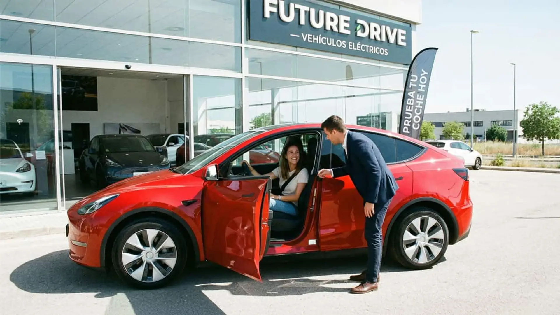 Ayudas al coche eléctrico: “No somos un banco”, los concesionarios desafían al Gobierno por el nuevo Plan Auto+ Cliente probando un coche eléctrico en un concesionario acompañado por un comercial