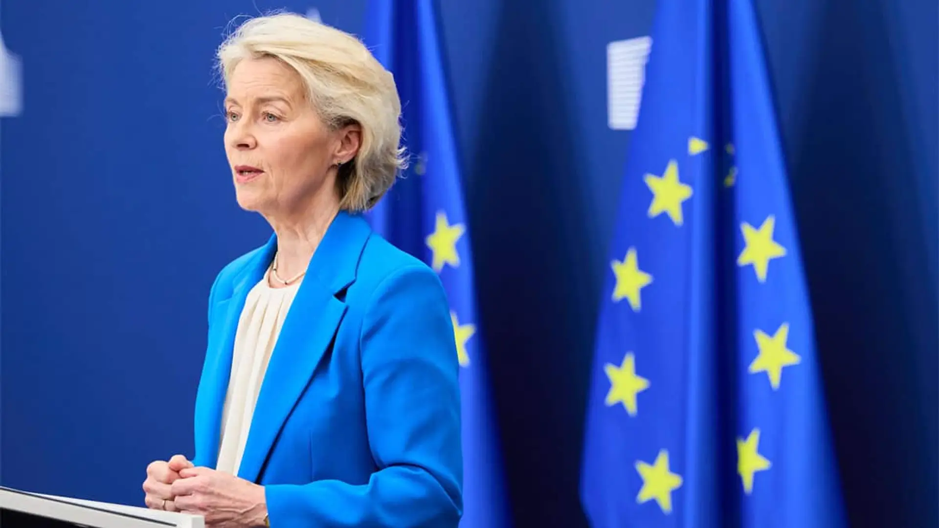 Ursula von der Leyen durante una intervención con banderas de la Unión Europea al fondo