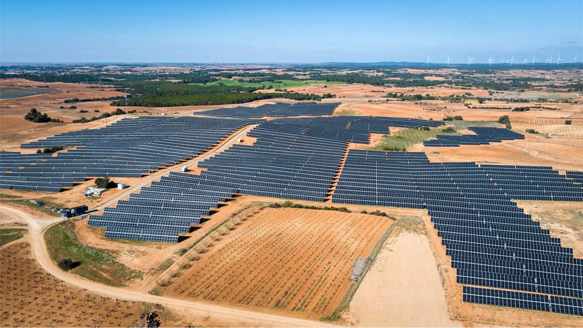 Endesa y Sonnedix apuestan por las baterías gigantes para vender energía solar cuando más vale Vista aérea de la planta solar Covatillas de Sonnedix con filas de paneles solares