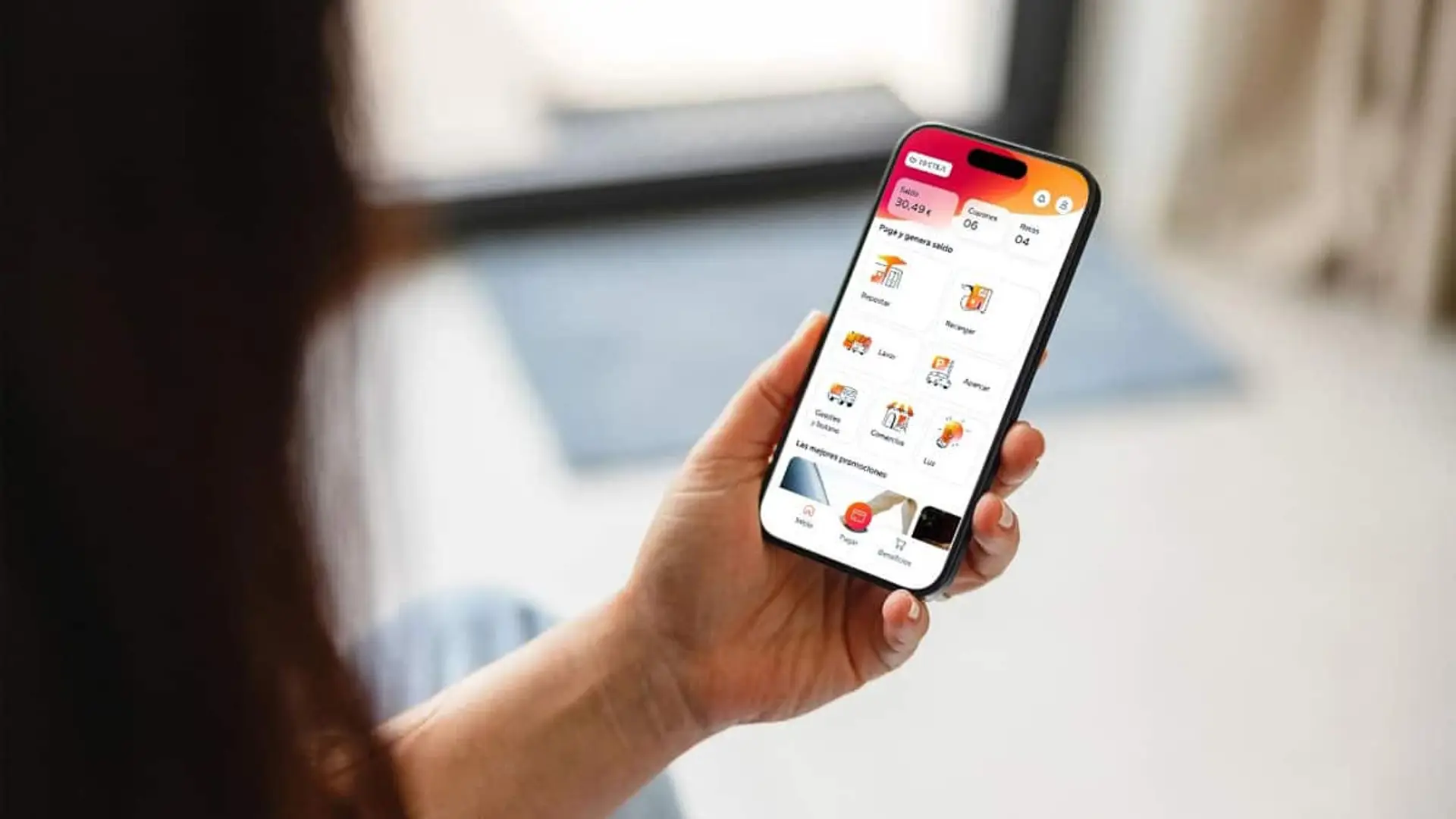 Persona utilizando la aplicación móvil Waylet de Repsol con saldo, cupones y servicios desde su smartphone.