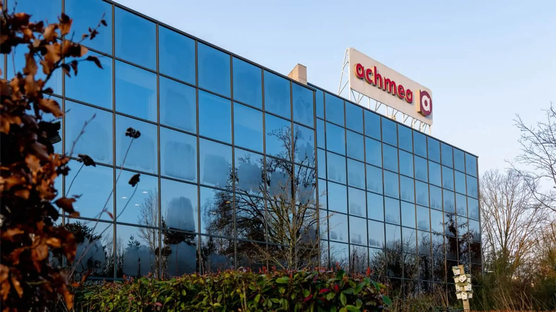 Guerra de depósitos a dos años: nuevo producto al 2,57%, pero hay bancos que pagan más al mismo plazo Fachada del edificio de oficinas de Achmea con su logotipo corporativo visible.