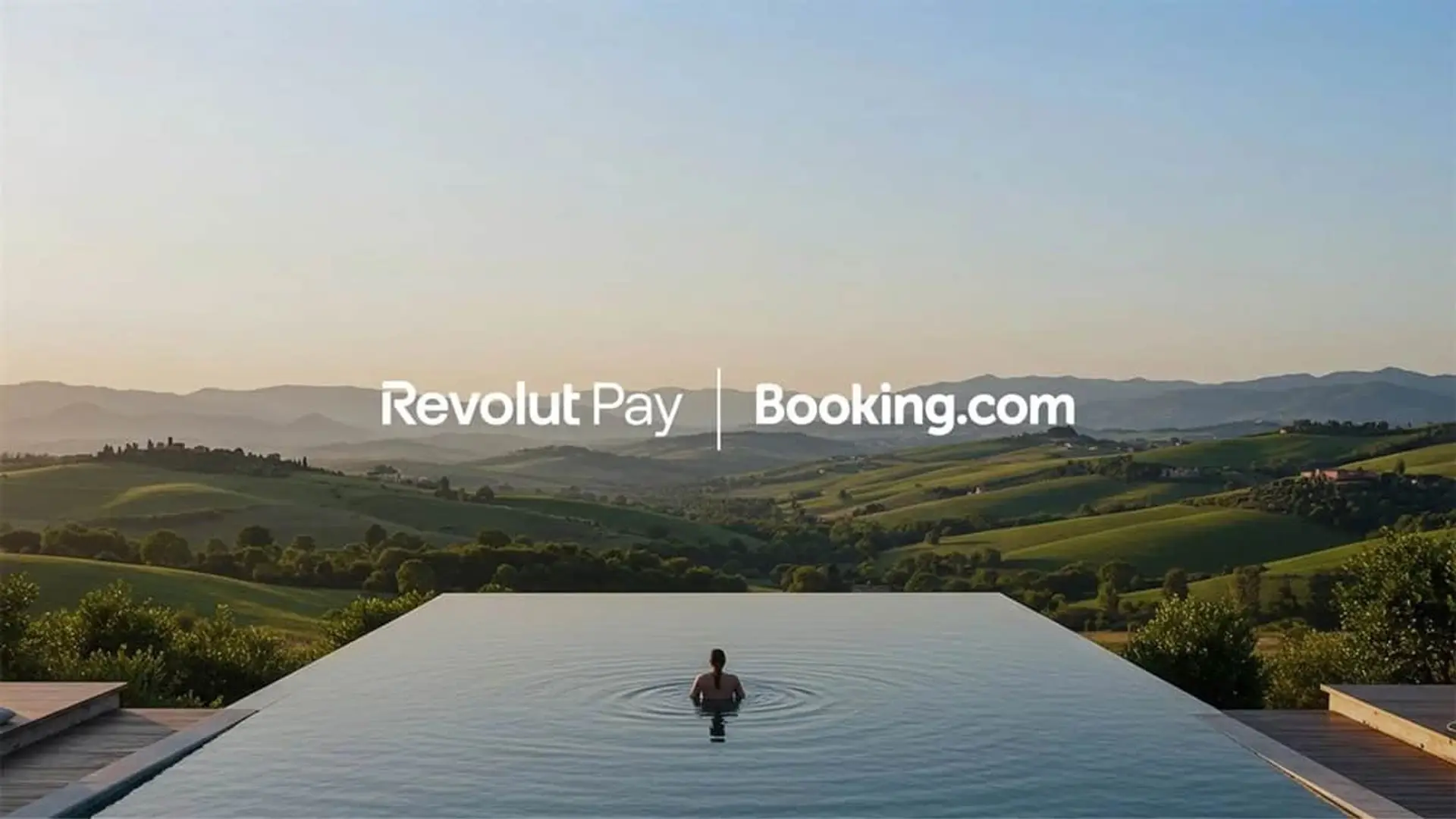 Una persona en una piscina frente a un paisaje con los logos de Revolut Pay y Booking.com.