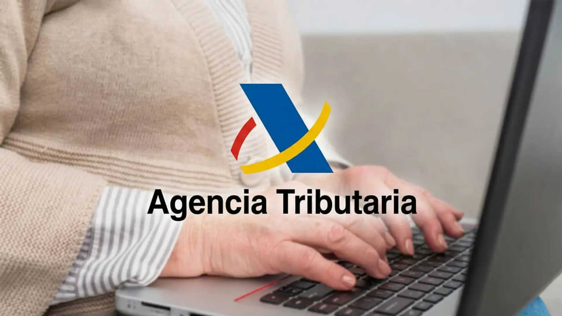 Manos de una persona mayor tecleando en un portátil junto al logo de la Agencia Tributaria para la declaración de la renta.