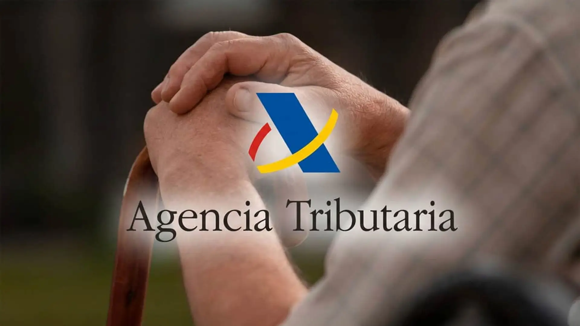 Manos de una persona mayor sobre un bastón con el logo de la Agencia Tributaria para representar jubilación y Declaración de la Renta.
