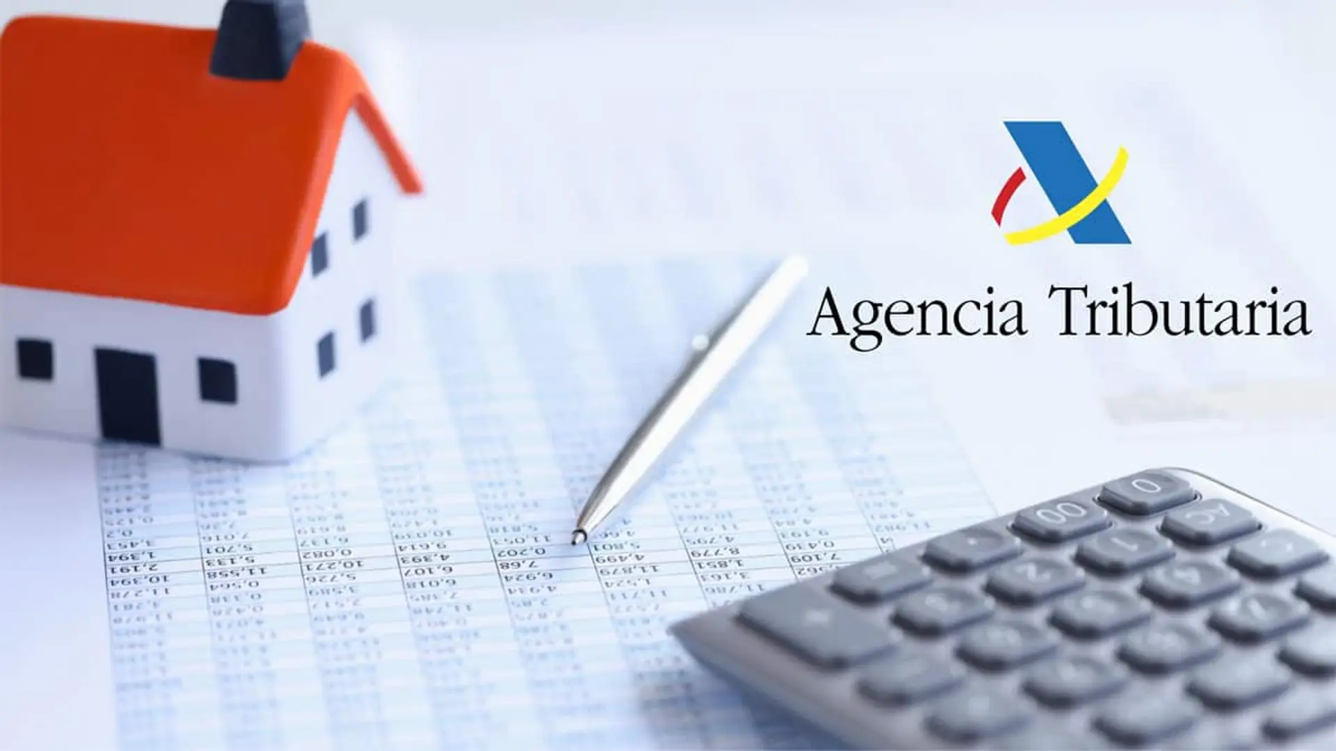 Hacienda adelanta el acceso a tus datos fiscales de la Renta 2025: qué puedes ver y cómo entrar Documento de cálculo de impuestos junto a una maqueta de vivienda, calculadora y el logotipo de la Agencia Tributaria.