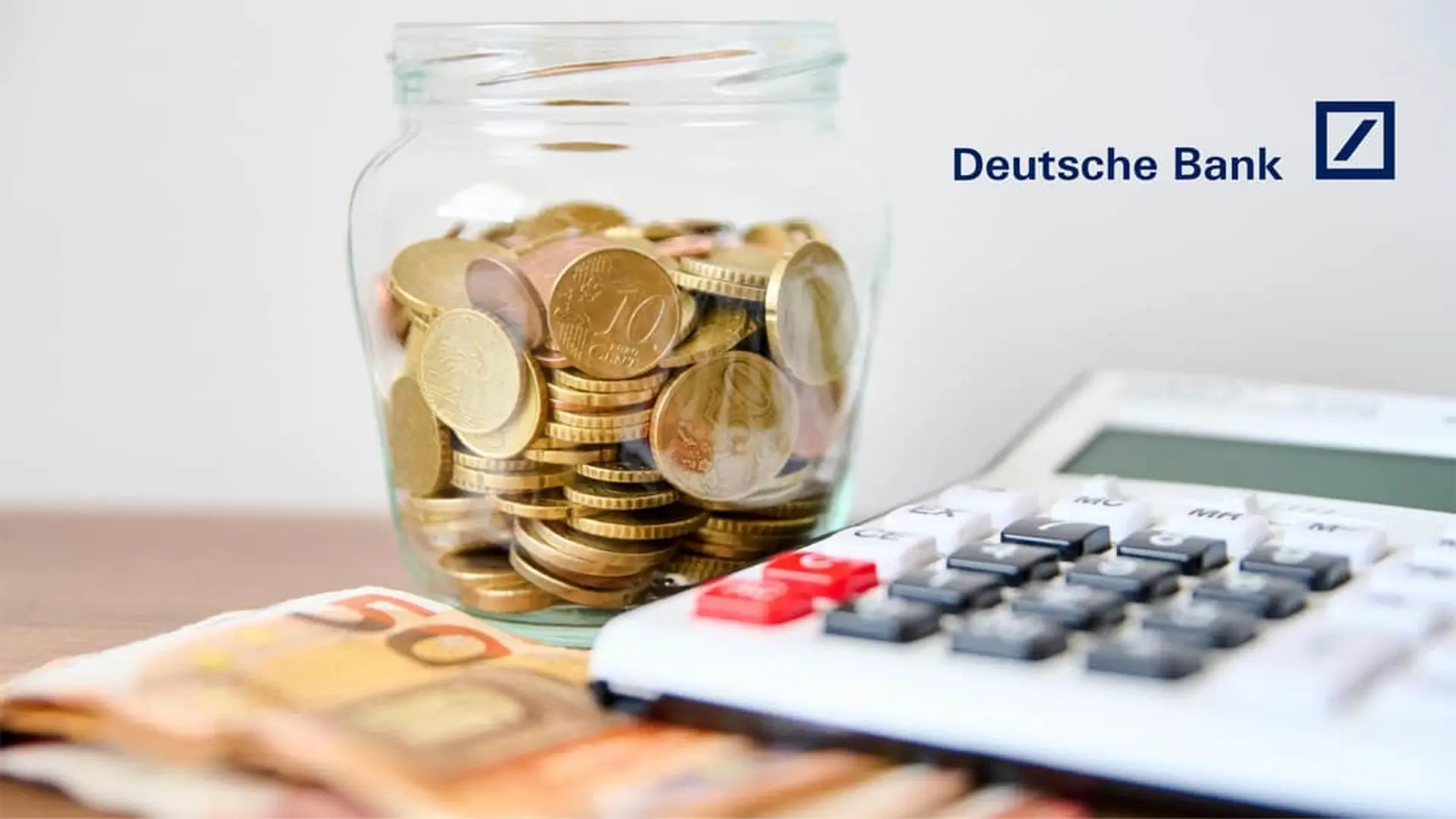 Logo de Deutsche Bank junto a billetes de euro, monedas en un tarro y una calculadora, representando el ahorro.