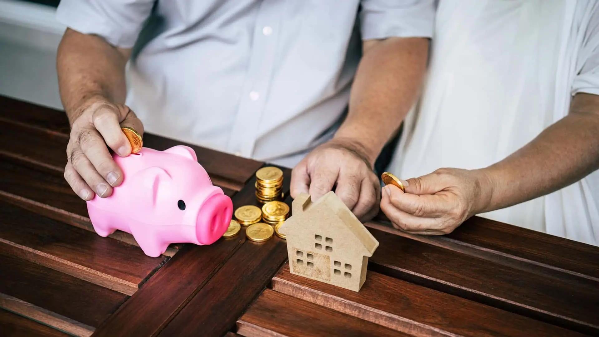 Pareja de jubilados ahorrando dinero para su casa. Planificación financiera, planes de pensiones e hipoteca inversa.