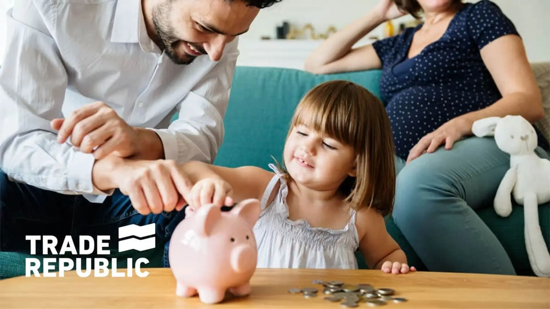 Trade Republic regala 50€ en ETF de Vanguard tras captar 1.000 millones en su Cuenta Infantil en tiempo récord Niña y padre ahorrando en una hucha con el logo de Trade Republic para representar el ahorro e inversión infantil.