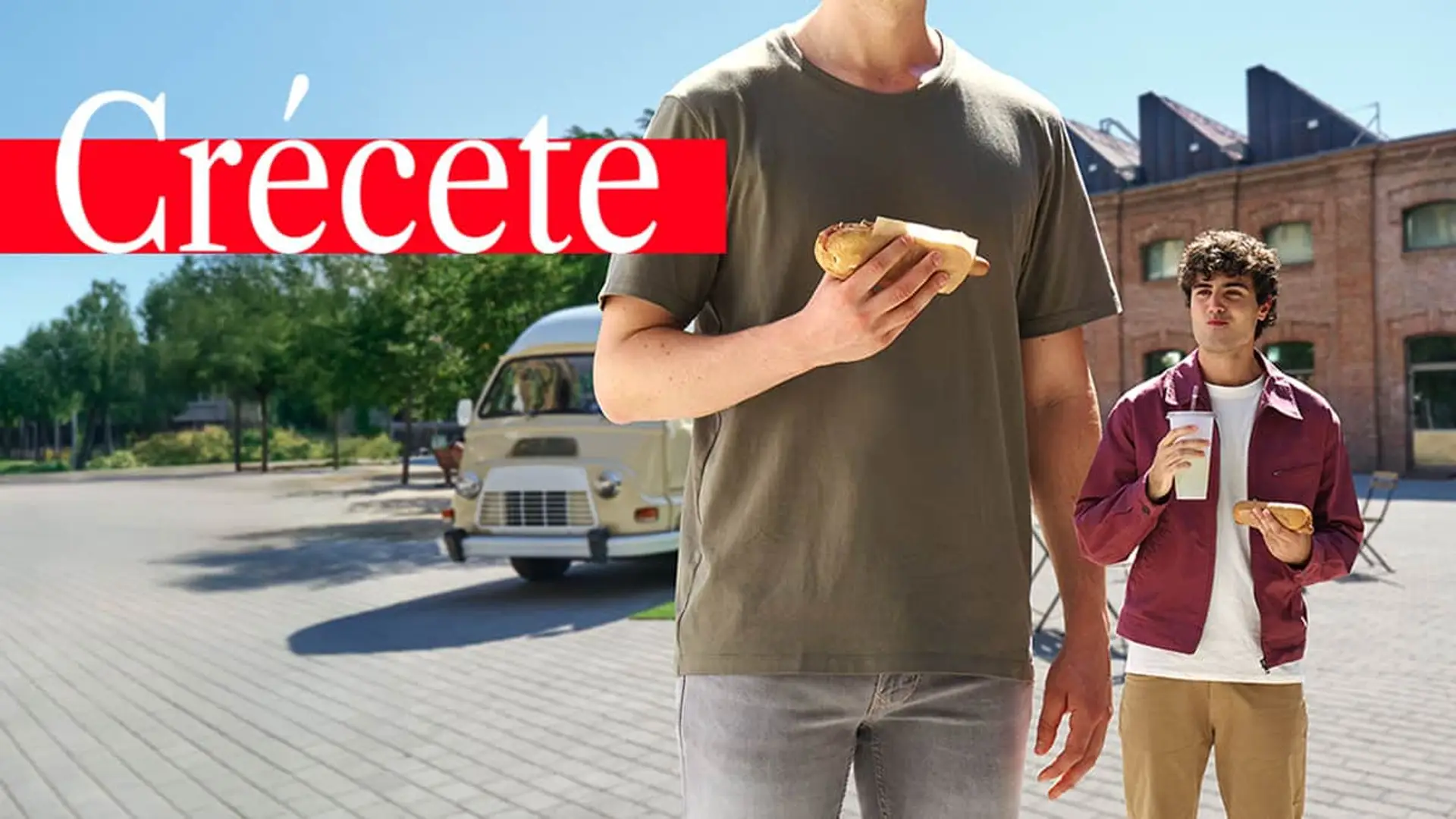 Vuelos gratis y 400 euros de regalo: así busca Kutxabank triunfar entre los jóvenes Dos jóvenes comiendo perritos calientes en la calle, con el lema motivacional Crécete de Kutxabank sobreimpreso en una tipografía grande.