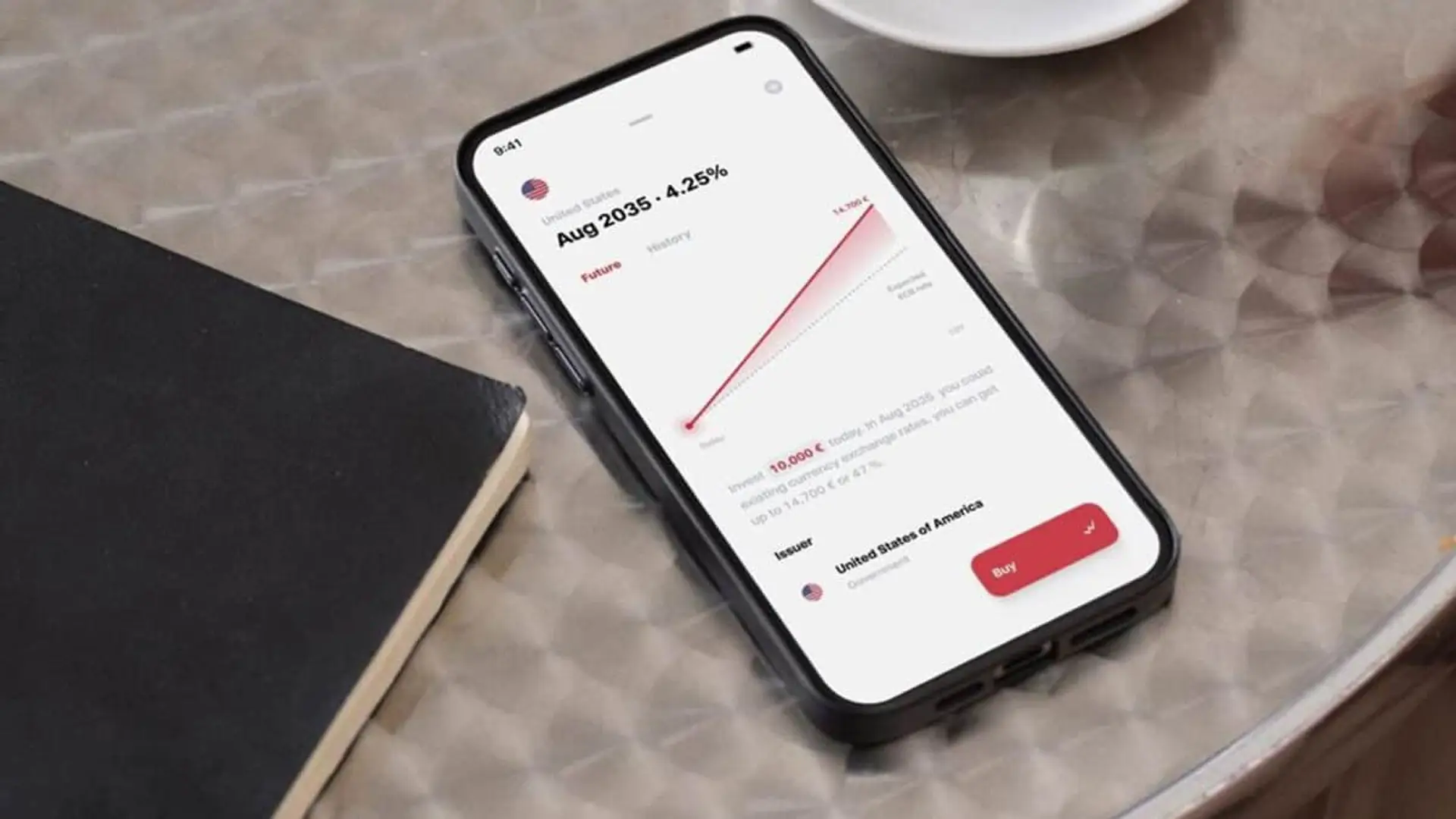 Trade Republic irrumpe en la renta fija: ya puedes invertir en letras y bonos de gobiernos y empresas desde 1€ Smartphone con app de Trade Republic para comprar bonos del tesoro de Estados Unidos.