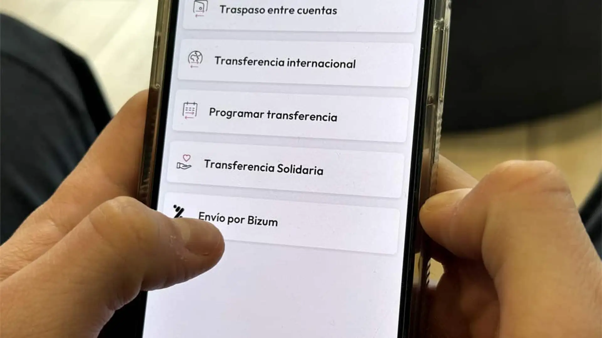 Pantalla de una app bancaria con la opción de envío de dinero por Bizum seleccionada en un teléfono móvil.