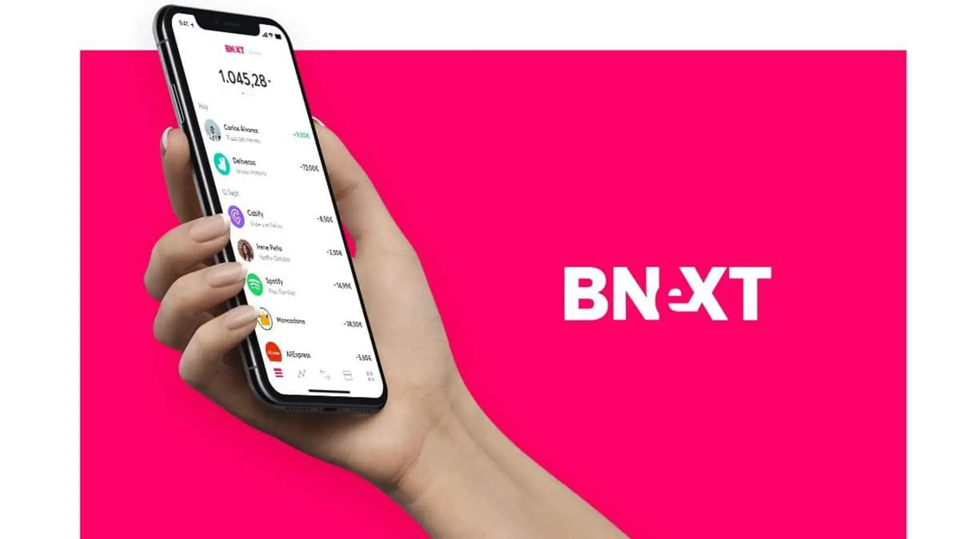 Smartphone mostrando la aplicación de banca digital BNEXT para gestionar cuentas y pagos desde el móvil.