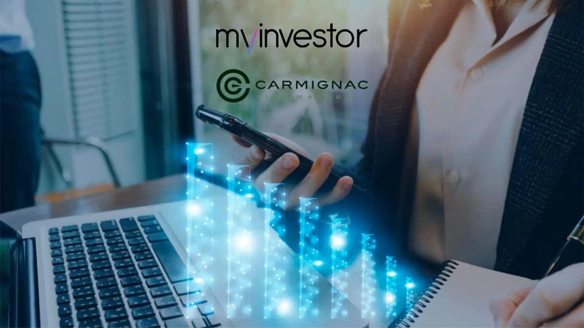 Invertir en tecnología sin jugarse el dinero: así es el nuevo fondo de MyInvestor Persona usando el móvil con gráfico financiero digital en una app de inversión.