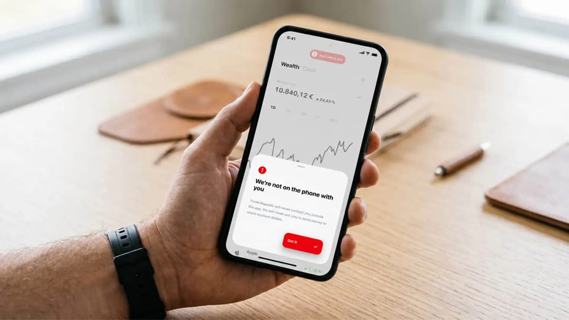 Trade Republic estrena dos ajustes de seguridad para evitar estafas y limitar transferencias Usuario consulta una app de inversión con alerta de seguridad antifraude para proteger cuentas y transferencias.