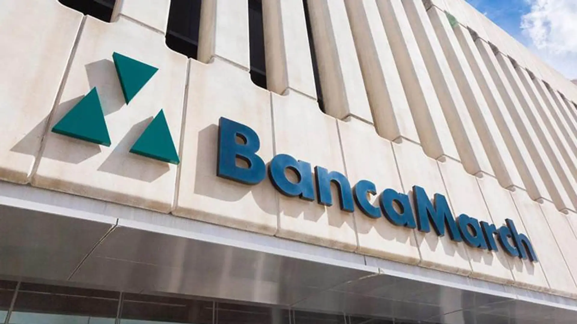 Banca March recrudece la guerra por el ahorro: eleva al 2,30% TAE uno de los mejores depósitos del mercado Logotipo de Banca March en la fachada de una oficina para representar sus servicios financieros y de inversión.