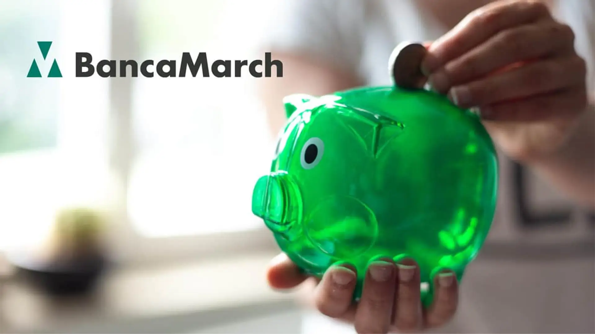 Logo de Banca March junto a una hucha de cerdito verde, representando planes de ahorro e inversión financiera.