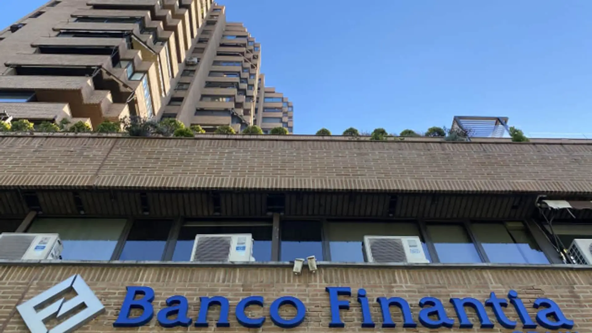 Recta final para los mejores depósitos de Banca Finantia hasta el 3,5% TAE Letrero de Banco Finantia en la fachada de una oficina bancaria para representar sus servicios financieros.
