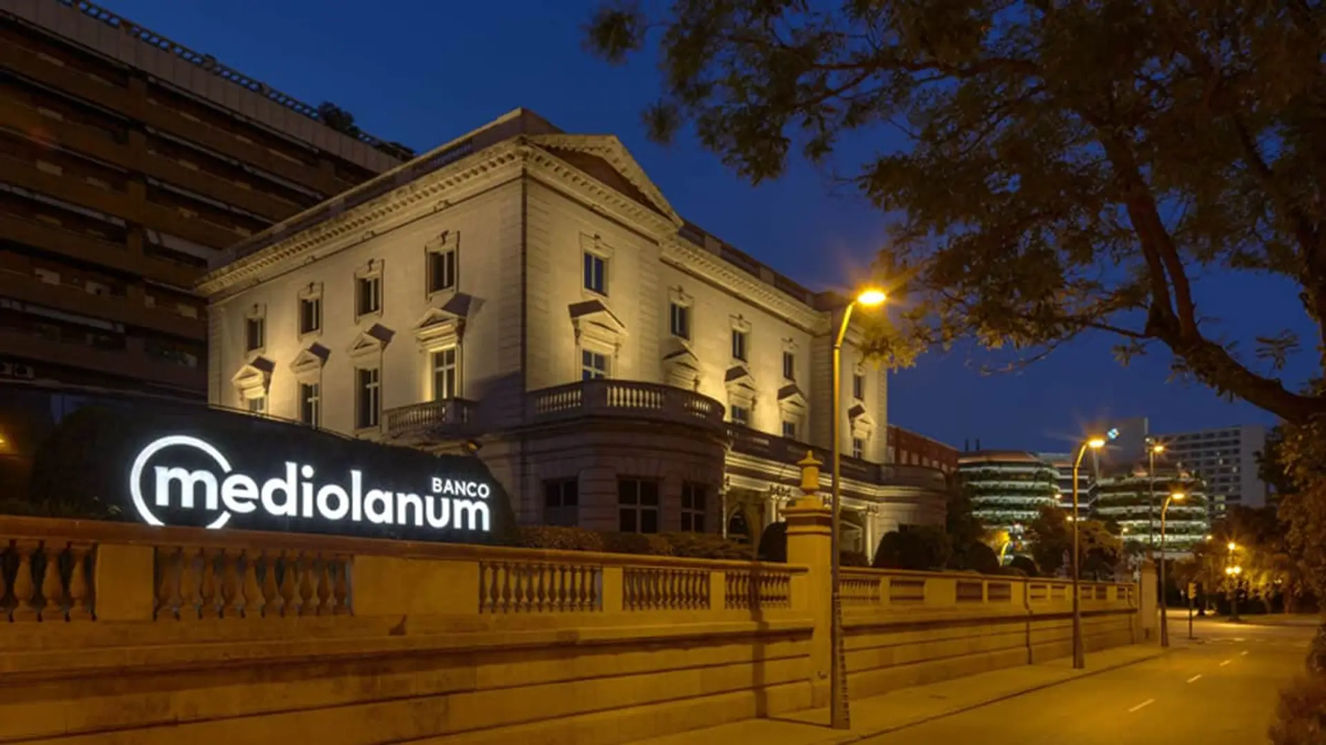Banco Mediolanum en el Palacete Abadal de Barcelona iluminado al anochecer