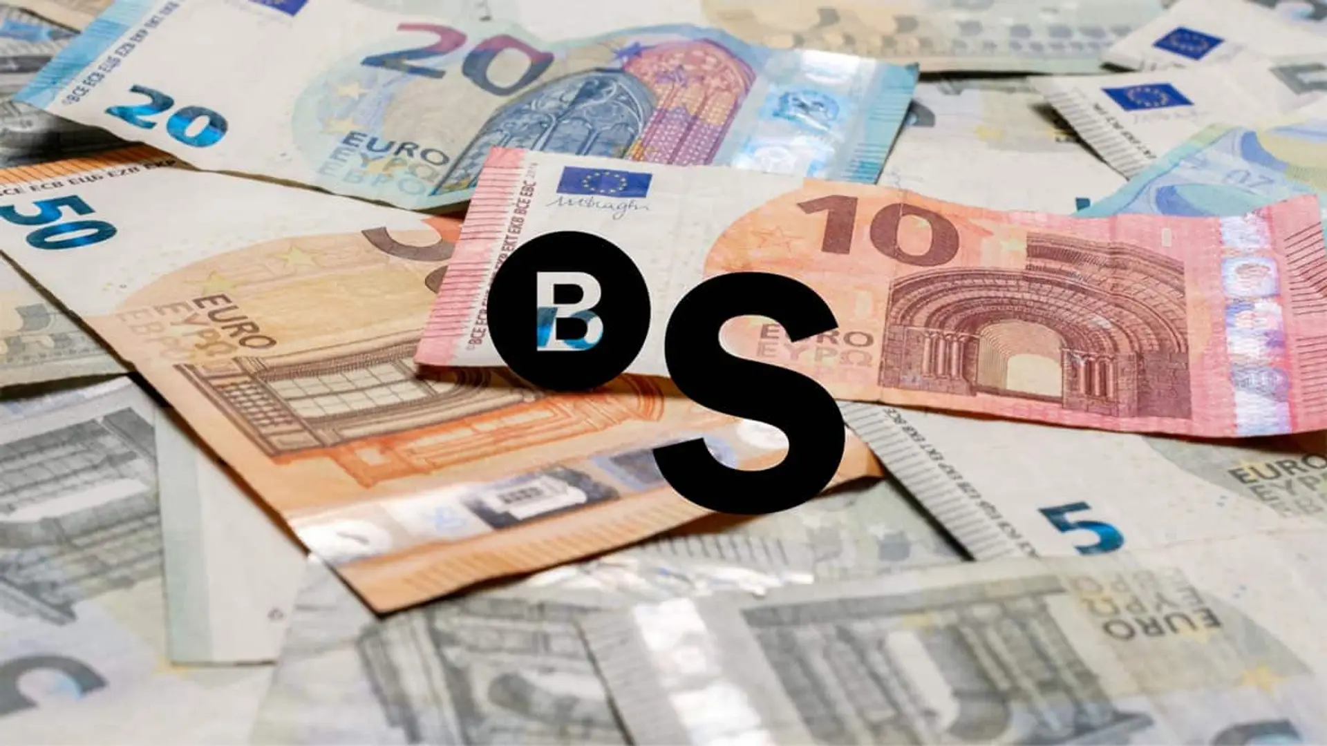 Hasta 780€ el primer año con la Cuenta Online Sabadell: así funciona la oferta que cierra el 9 de abril Billetes de euros con el logo del Banco Sabadell sobreimpresionado.