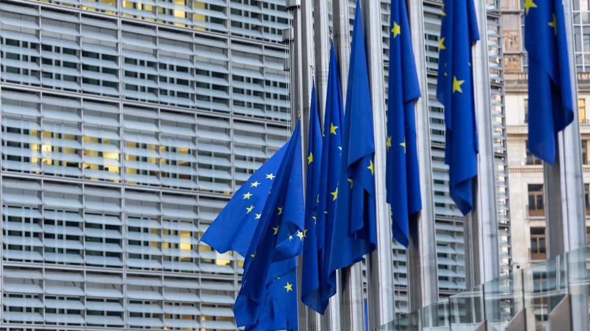 Banderas de la Unión Europea frente al edificio de la Comisión Europea en Bruselas.